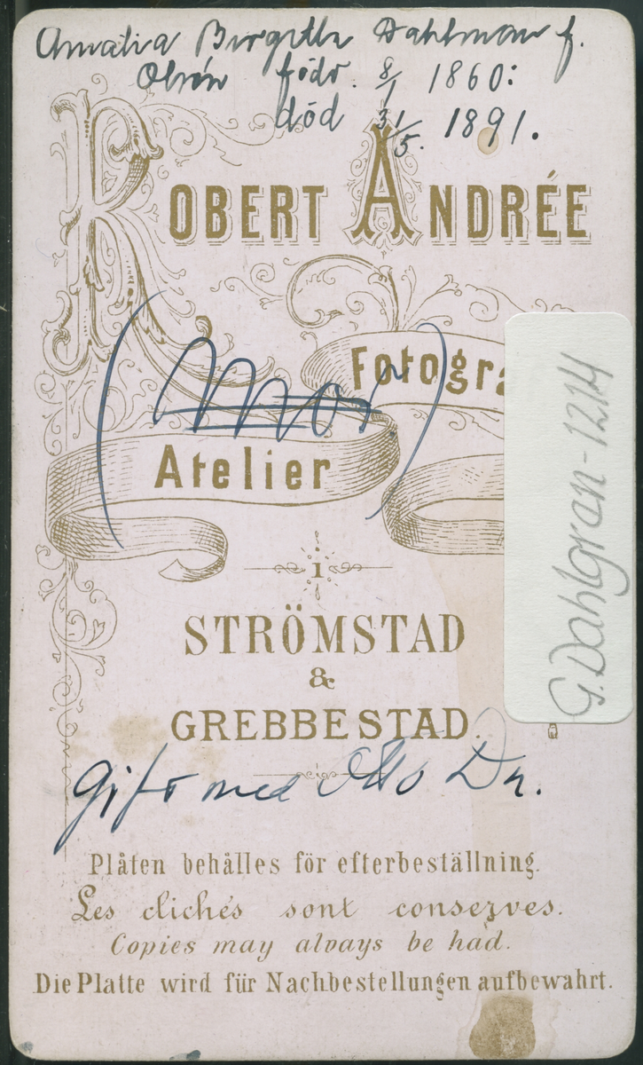 På kuvertet står följande information sammanställd vid museets första genomgång av materialet: Amalia Birgitta Dahlman
f. Olsén f. 8/1 år 1860 d. 31/5 1891. gift med Otto Dahlman.
Strömstad och Grebbestad
