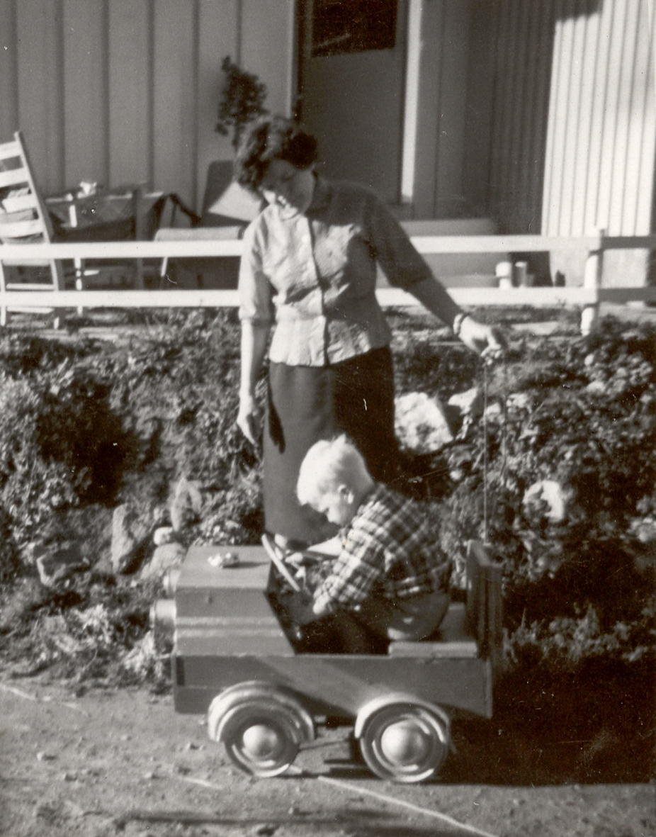Bestemor Ingeborg Skullestad passer Trond Ulleberg. 
Ny lekebil lagd av pappa Arne ca 1966. 