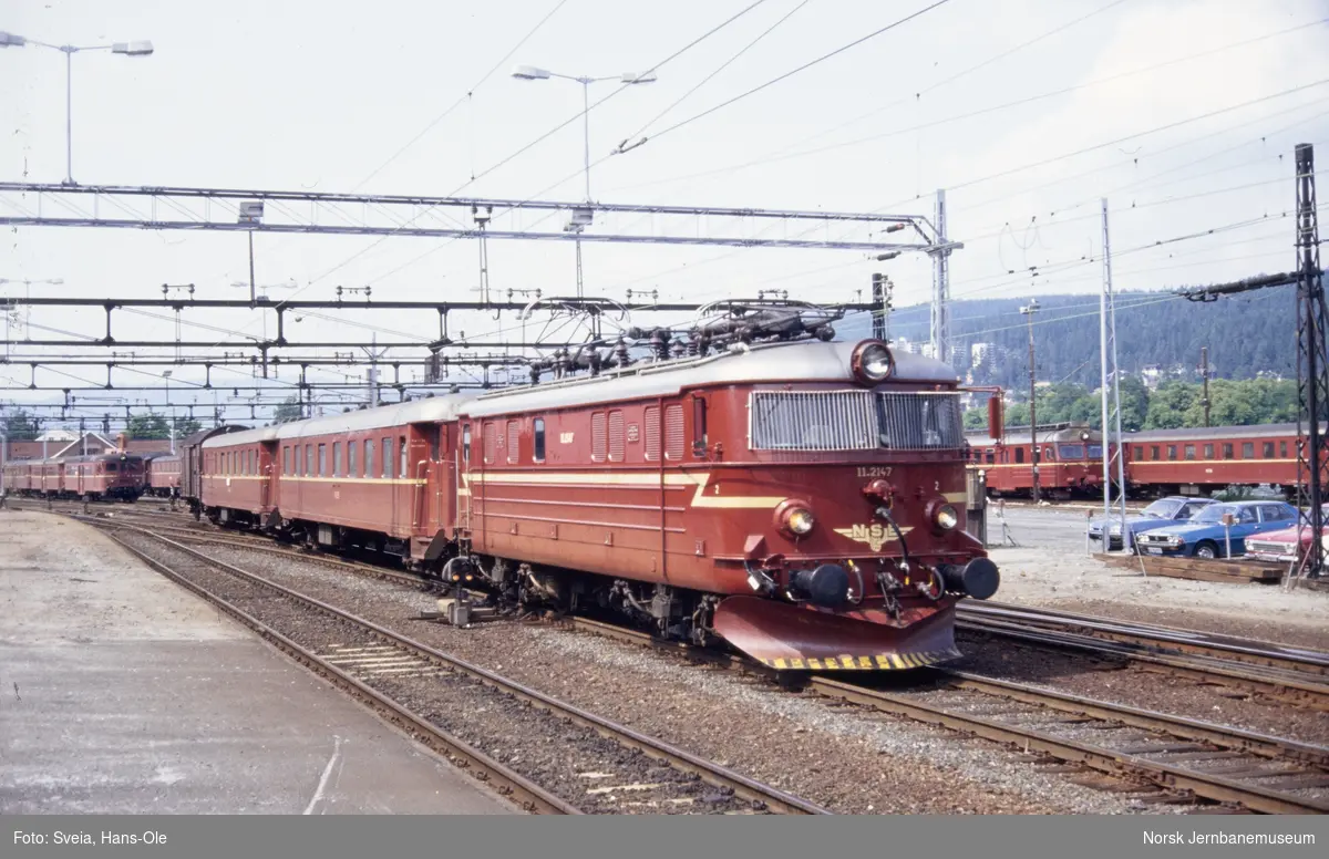 Elektrisk lokomotiv El 11 2147 med persontog fra Hønefoss, tog 514, på Drammen stasjon