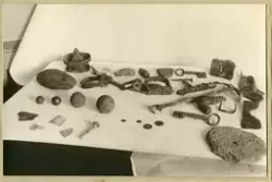 Gjenstander funnet under utgravning av kirkeruinen i Sarpsbo