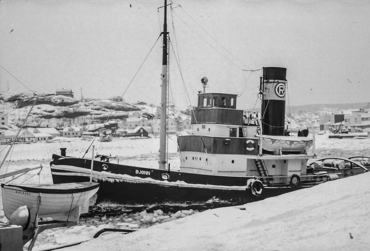 Slepebåten Bjønn ligger ved Jernbanekaia. Øya i bakgrunnen. Ca.1960