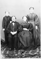 Familieportrett ca. 1870. Personene: Hans Kristian Heggernes