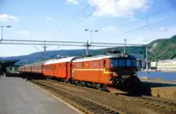 Elektrisk lokomotiv El 11 2108 med tomtog til Oslo V, tog 22