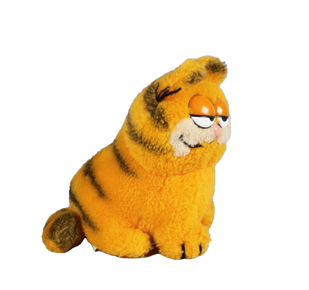 Leksak. Katten Gustaf (Garfield). Gulorange färg med svarta ränder på rygg och svans. Sömniga runda ögon i orangefärgad plast och ljusröd nos.