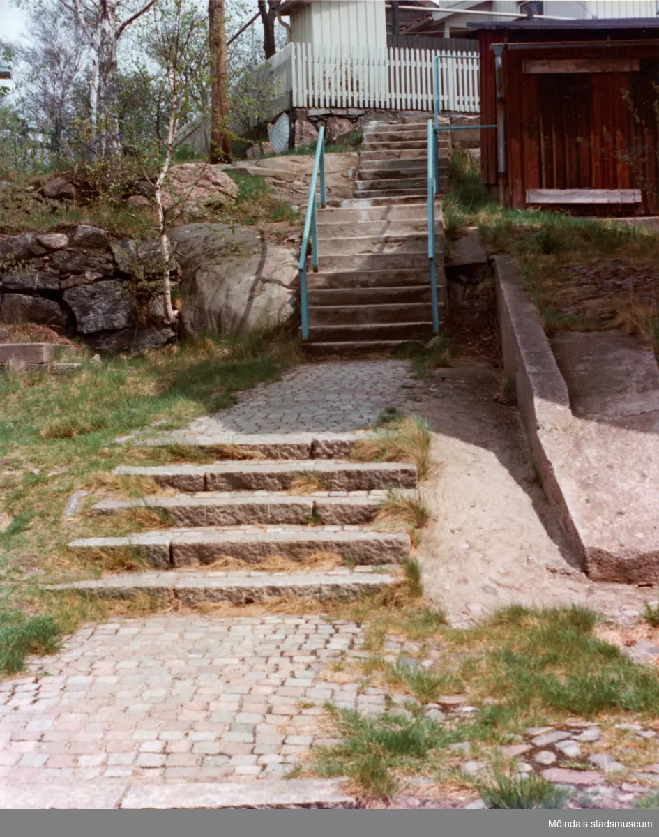Stalleliden i Mölndals Kvarnby, omkring 1975-1980. I mitten Roten M 30. Till höger vedboden till Roten M 27.