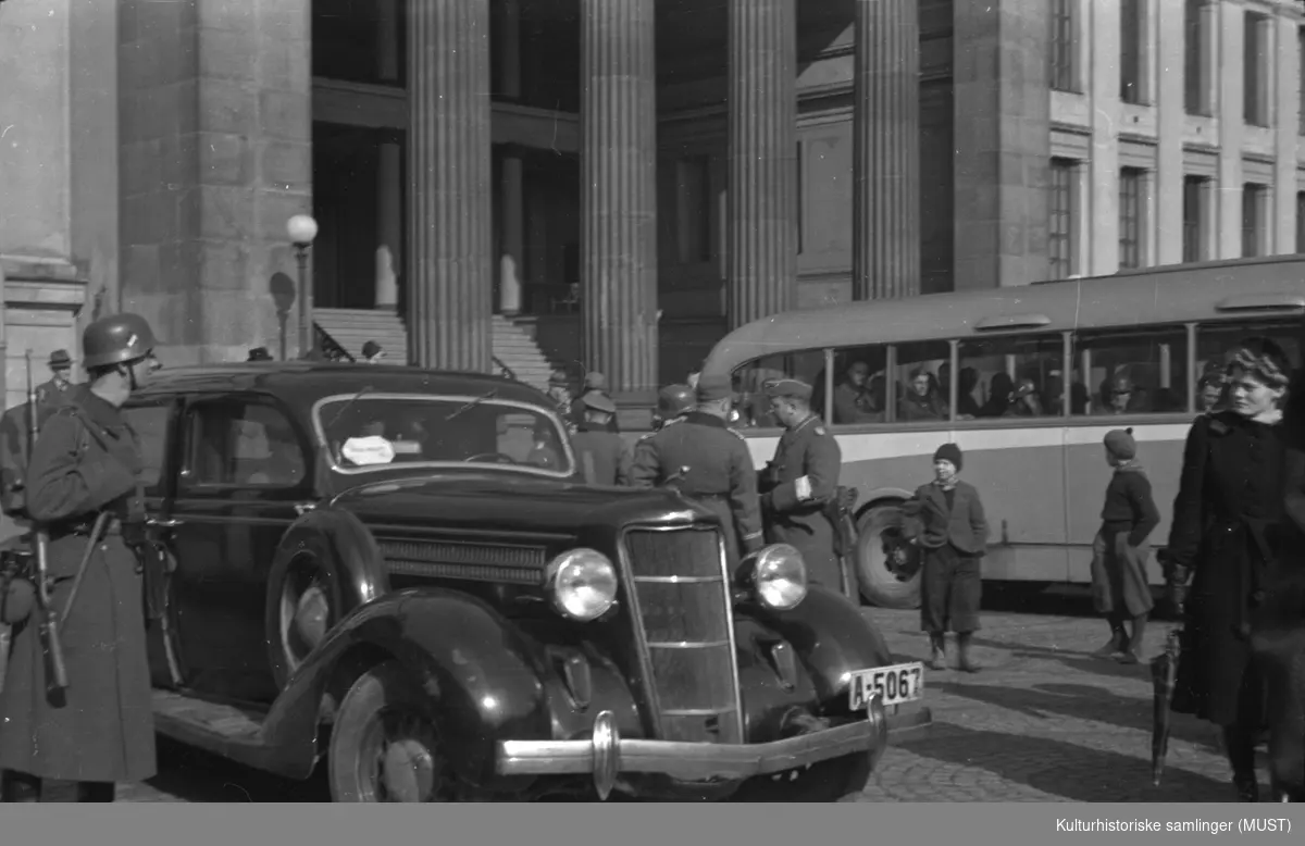 Tyskene i Oslo.
Nærmest en Dodge 1935-modell. Nr. A-5067 tilsier at det er en Oslo-drosje, her rekvirert av tyskerne.