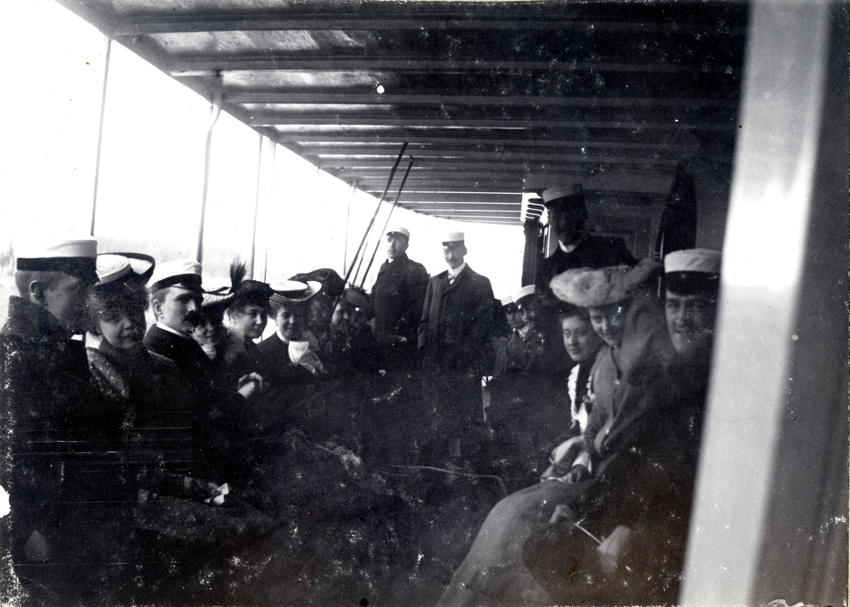 Gruppebilde, kviner og menn.
På reise til Skokloster slott 17. mai 1903.
Bilde er fra fotoalbum GM.036887.