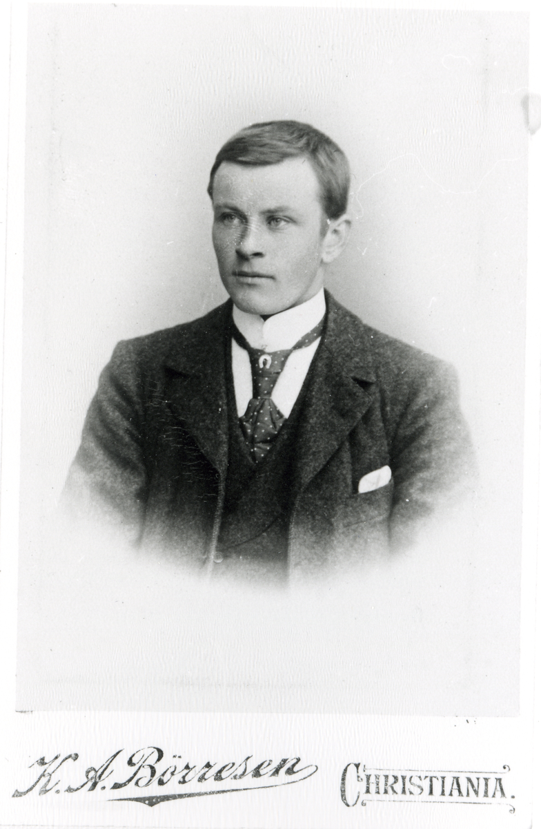 Portrett av mann med jakke,vest,skjorte og slips.