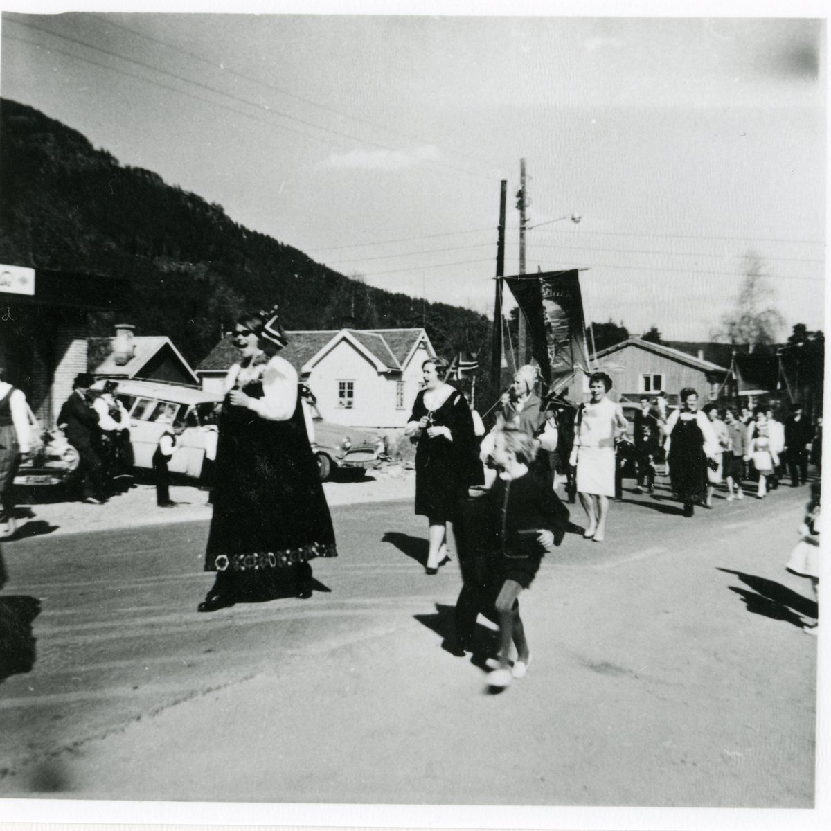 Bunad,fane og flagg.
17 mai tog ved Folkets hus 1964.