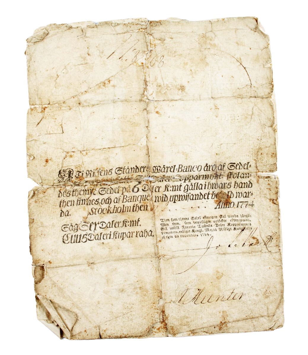 Sedel i form av 2 limmade pappersark. I mitten tryckt text: "Uti rikens ständer märel-Banco äro af Sedel.............Stockholm then......Anno 1774".
Längst ned till höger namnsignatur.