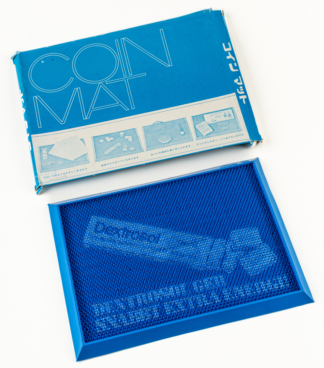 Blå myntmappa i plast, med karton i blå papp. Bild på Dextolsolförpackning och text: Dextrosol ger snabbt extra energi.