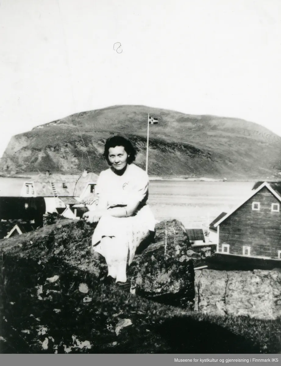 Kamøyvær. Alida Monsen, gift Grønlund, var jordmor og helsesøster. I bakgrunnen Stor Kamøya.