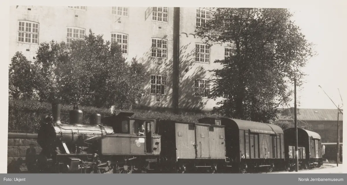 Damplokomotiv type 23b nr. 442 med godstog til Filipstad på Havnebanen i Oslo