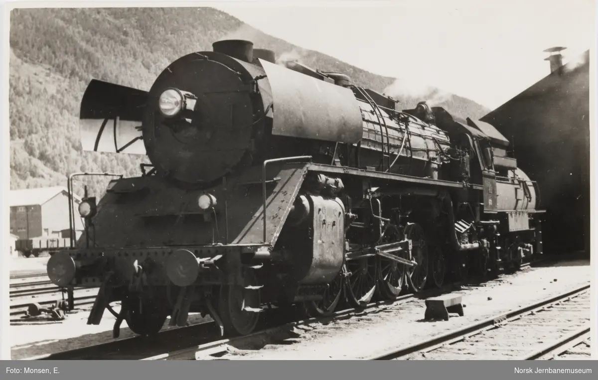 Damplokomotiv type 49c nr. 470 ved lokomotivstallen på Otta stasjon