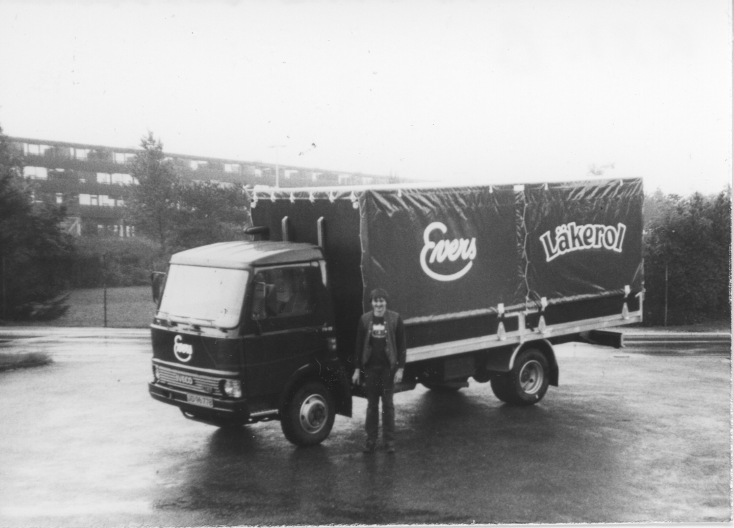 Lastbil med Läkerol och Evers reklam på kapellet.