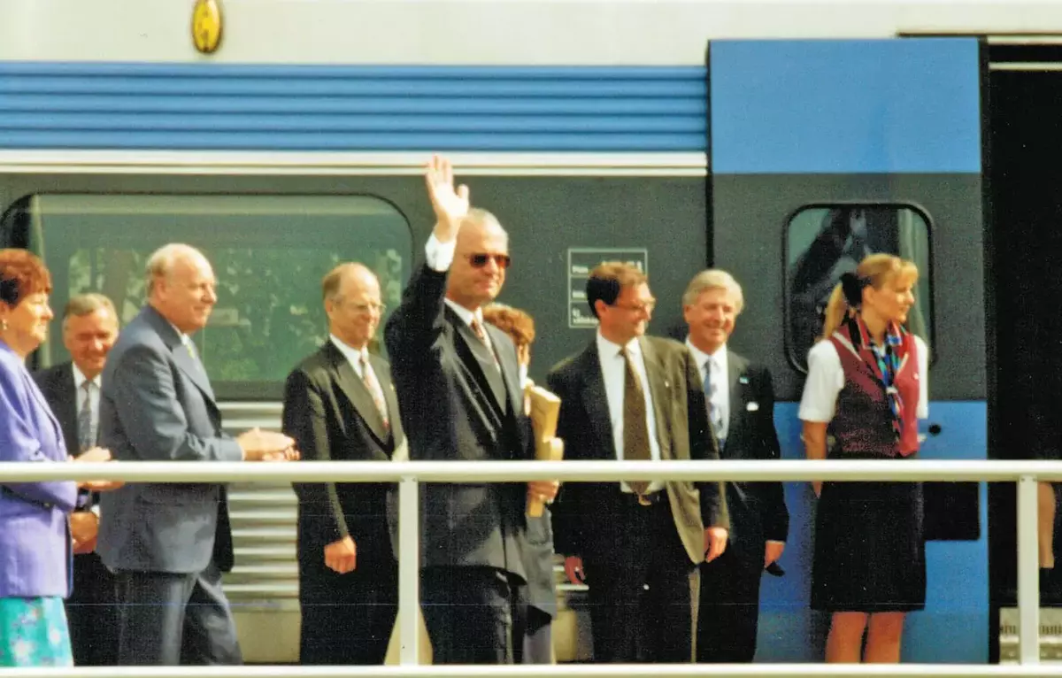 SJ X2000-tåg vid invigningen av Svealandsbanan den 9 juni 1997.