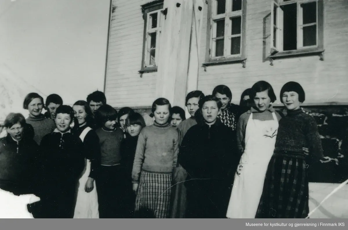 Kamøyvær. Klassebilde utenfor skolen. 1937.