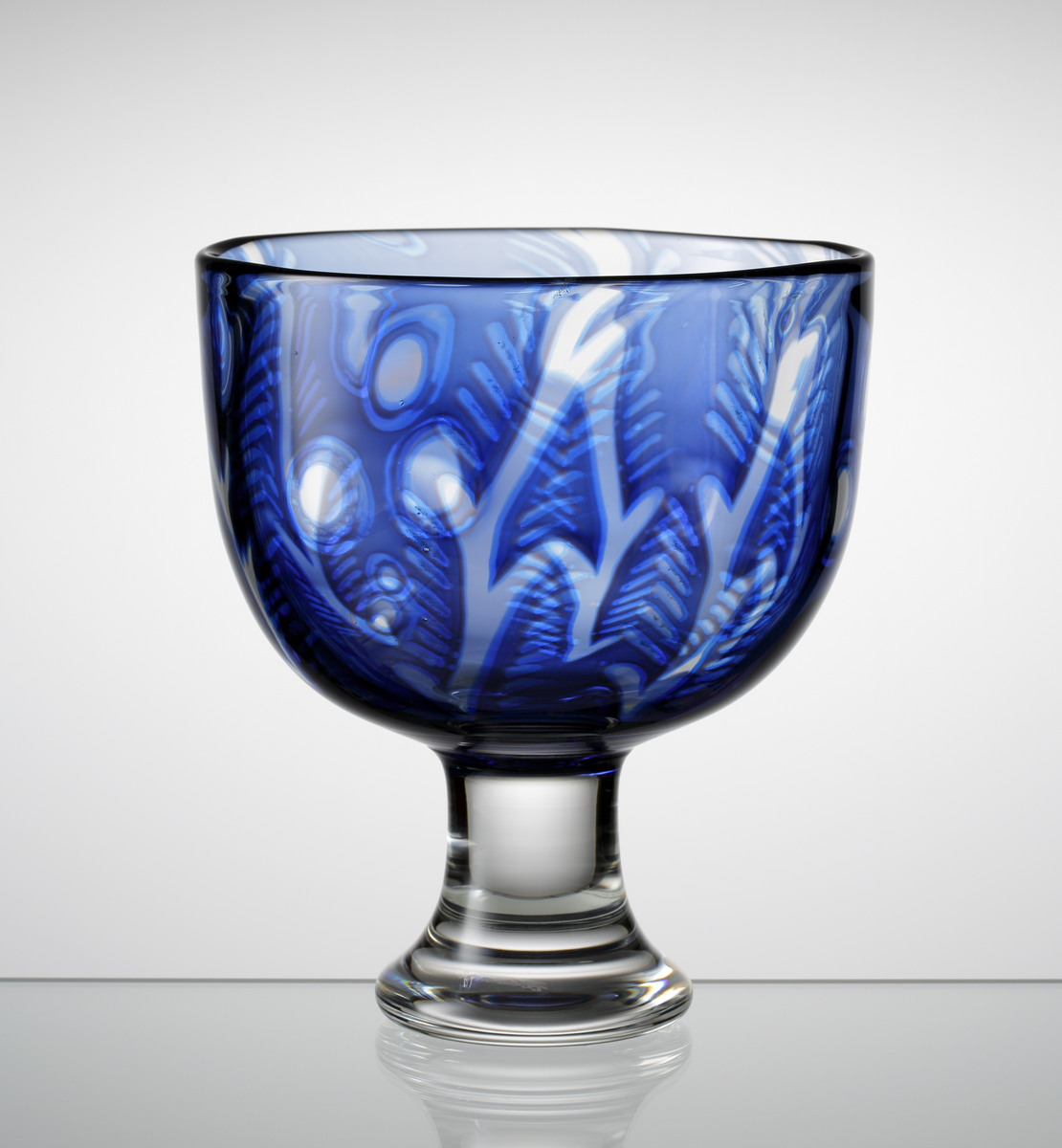 Formgivare: Gunnar Cyrén. Graalskål på fot. Sfärisk blå kupa med mönsterdekor i klarglas och mörkare blått.