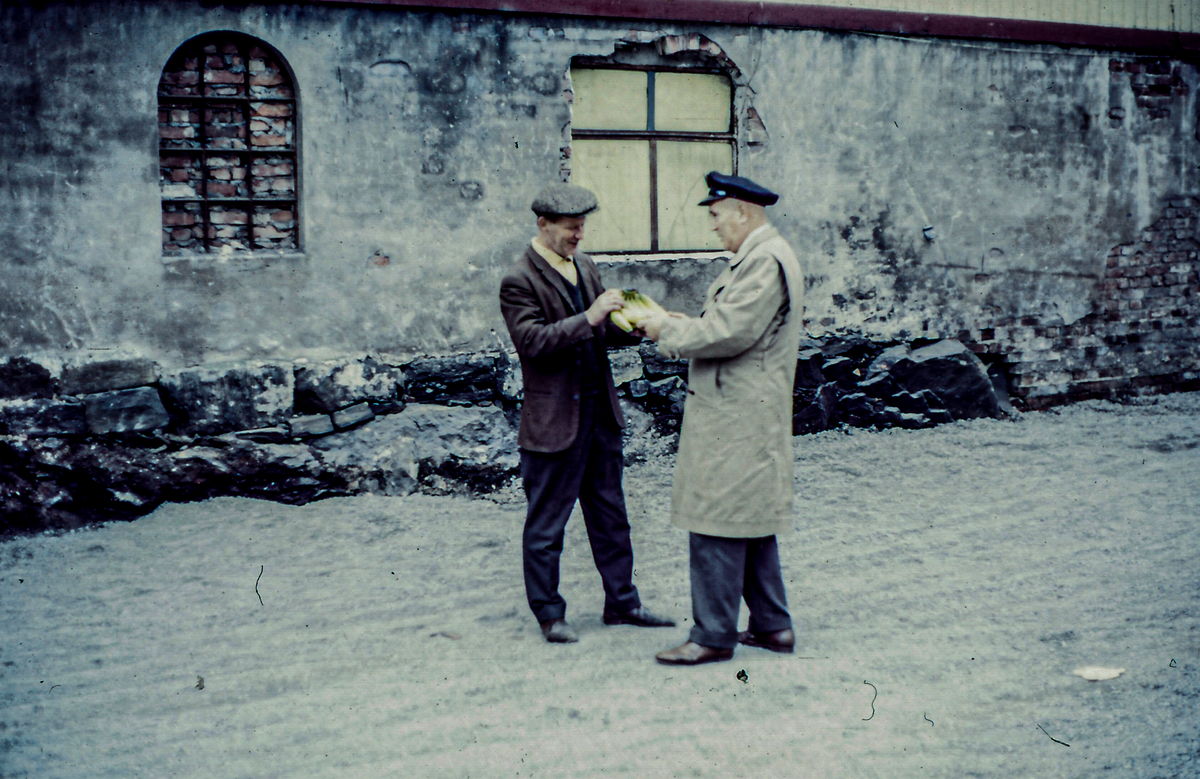 Reidar Monser, til venstre i Kragerø.1970-tallet.