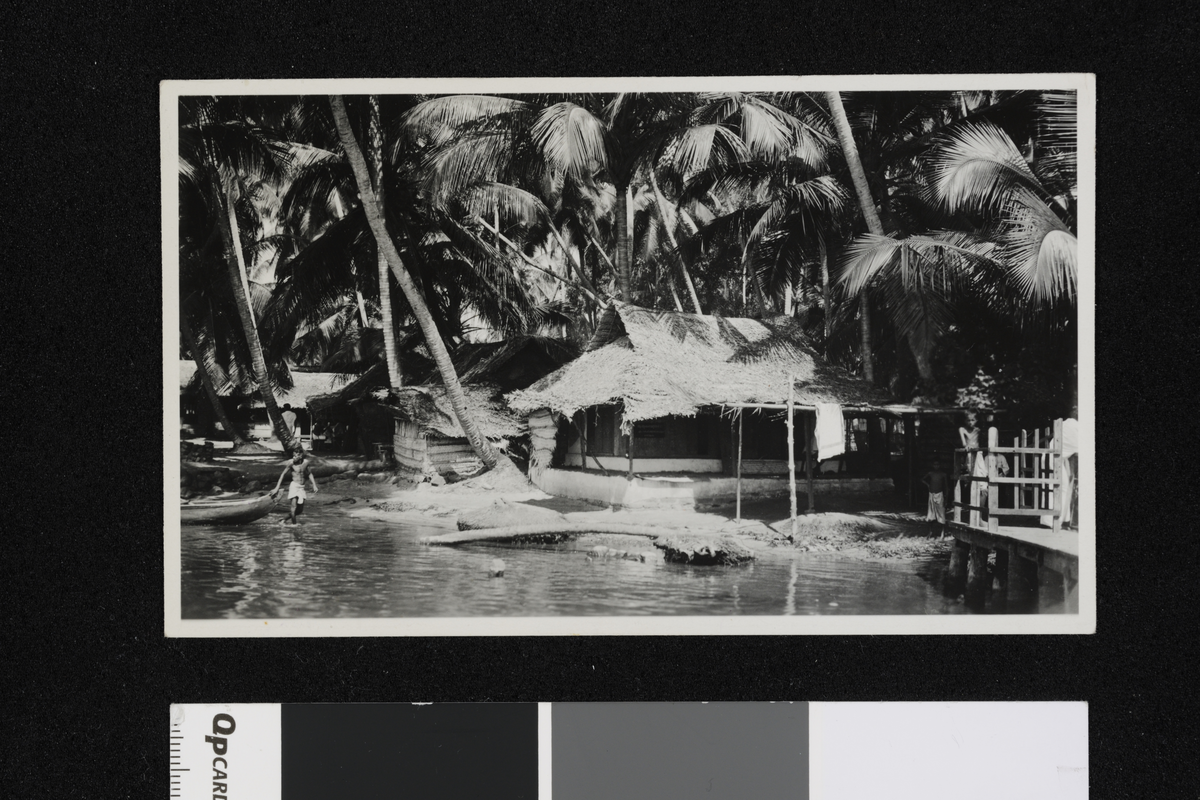 Hus i vannkanten, Travancore. Fotografi tatt i forbindelse med Elisabeth Meyers reise til India 1932-33.