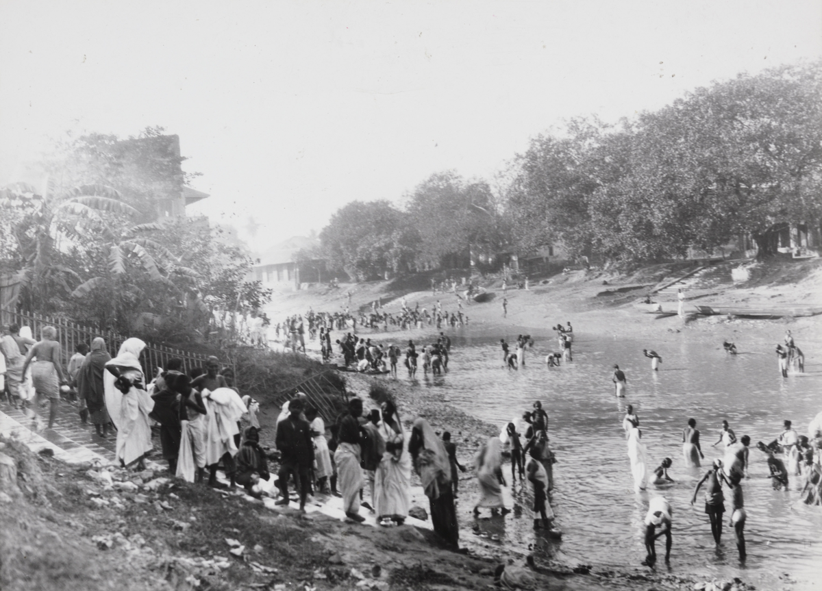 Ganges. Mennesker vandrer ned til elven. India, antagelig i nærheten av Calcutta. Fotografi tatt i forbindelse med Elisabeth Meyers reise til India 1932-33.
