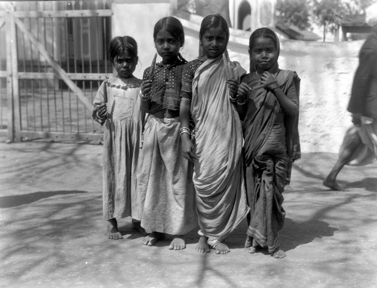 Fire jenter. Fotografi tatt i forbindelse med Elisabeth Meyers reise til India 1932-33.