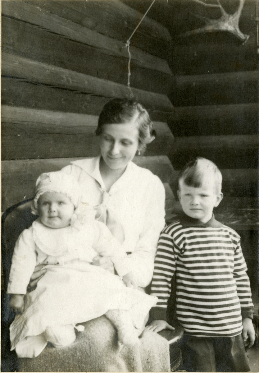 Foto av kvinne med barn. Trolig Aall familien. Fra venstre: Cecilie i sin mors fang, Eugénie og Niels Frederik Aall