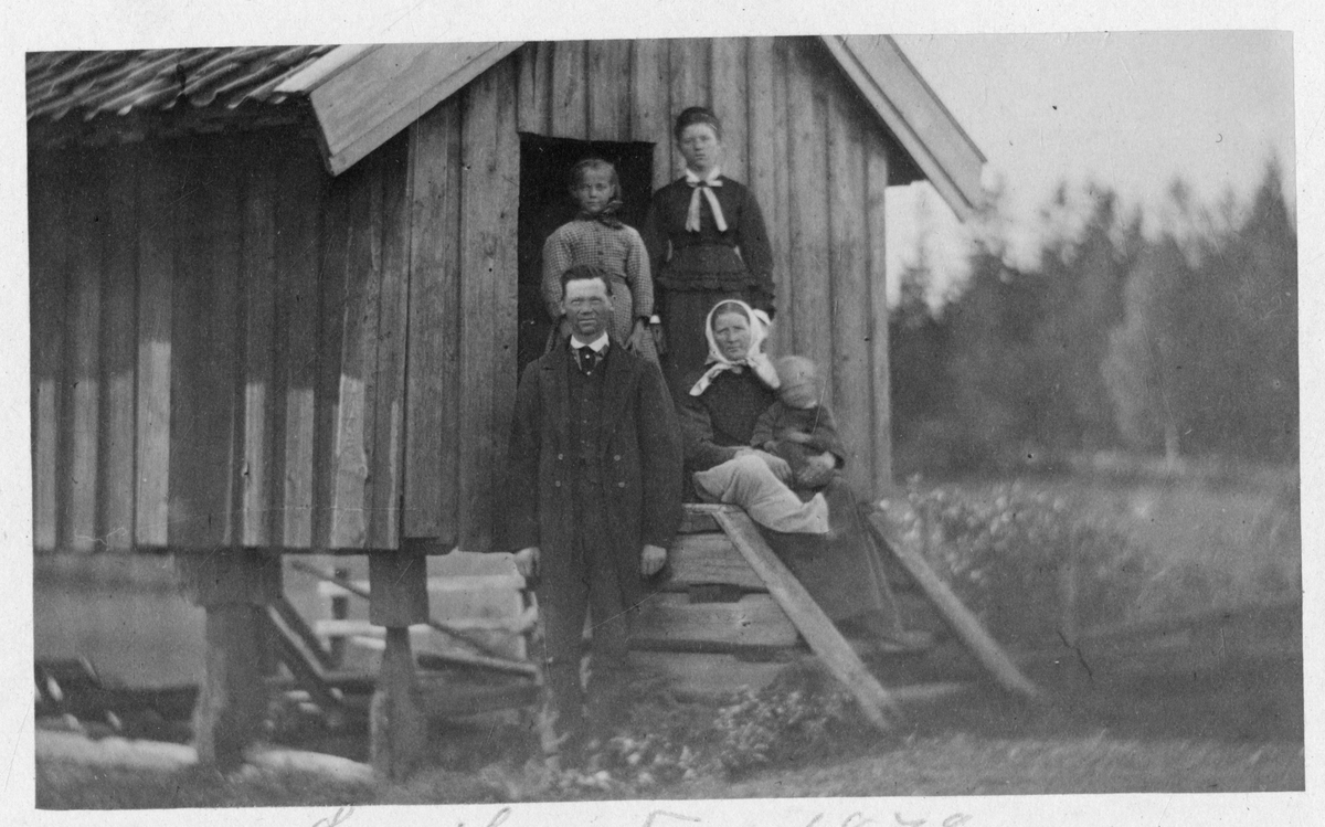 Foto av husmannsfamilien Jonsbråten i 1878