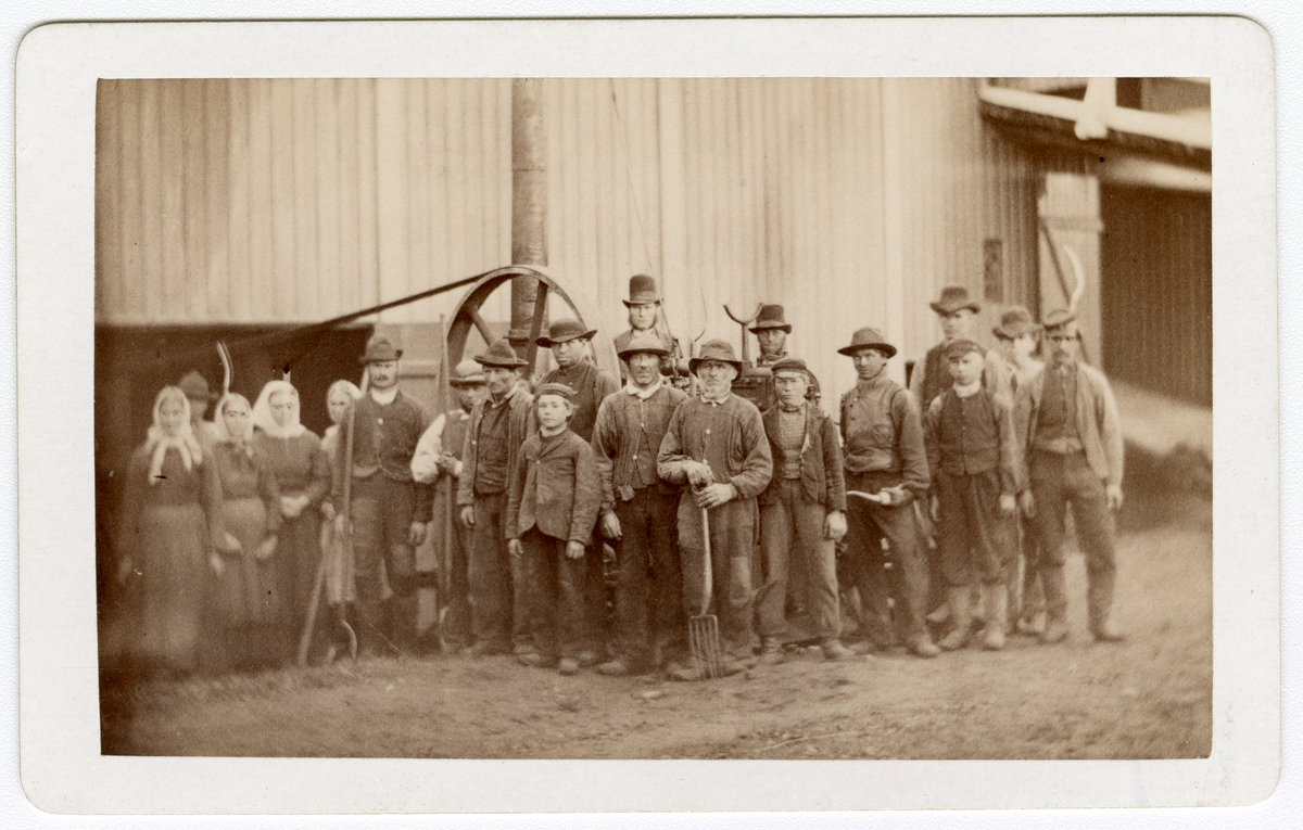 Foto av arbeidere foran en lokomobil
