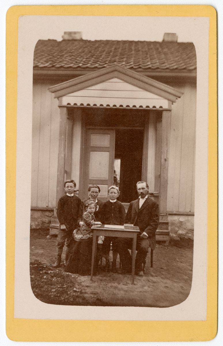 Foto av ukjent familie trolig med tilknytning til Dal gård, ca. 1875 - 1885

Kan være skolestuenpå Dal gård. Muligens skolelærer med familie