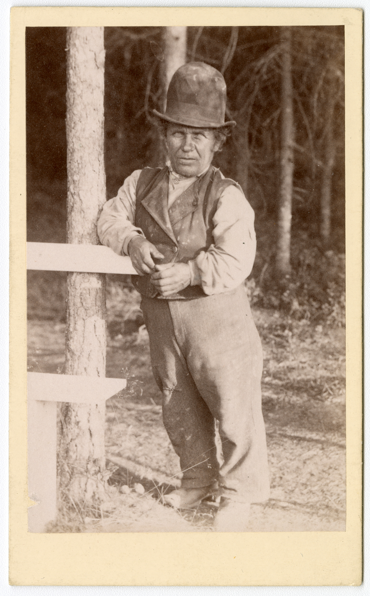 Foto av ukjent mann på Dal gård, ca. 1875 - 1885