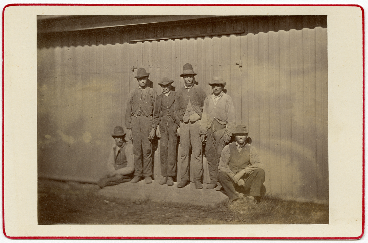 Foto av ukjente menn på Dal gård, antagelig gårdsarbeidere. Fra perioden 1875 - 1885