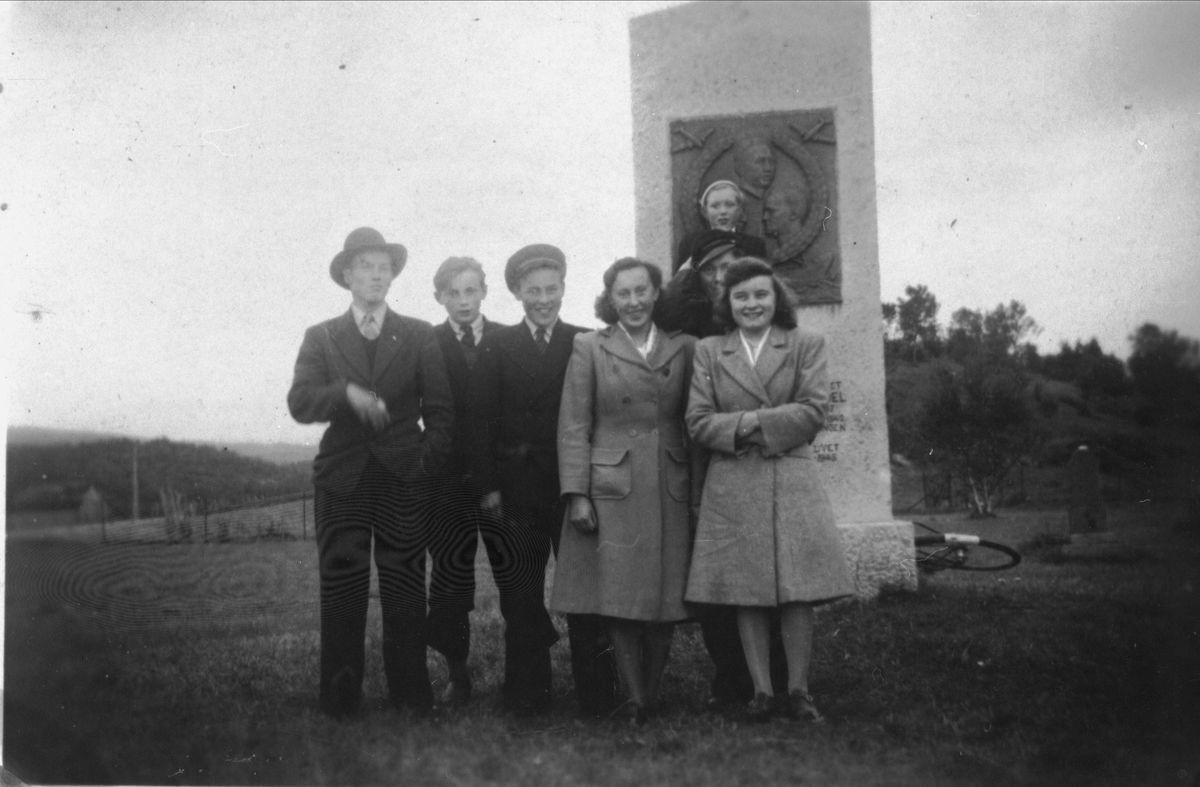 Syv personer foran bautaen til minne om falne fra Skånland under andre verdenskrig.