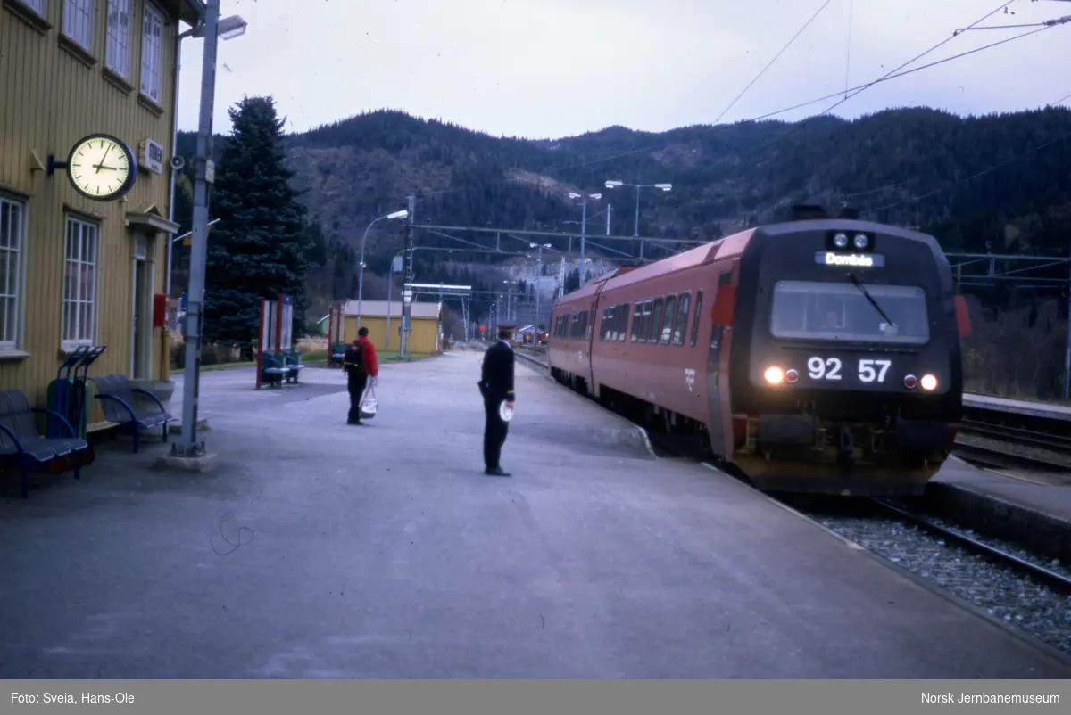 Dieselmotorvongsett type 92 med styrevogn BS 92 57 fremst, med persontog til Dombås, tog 408, på Støren stasjon