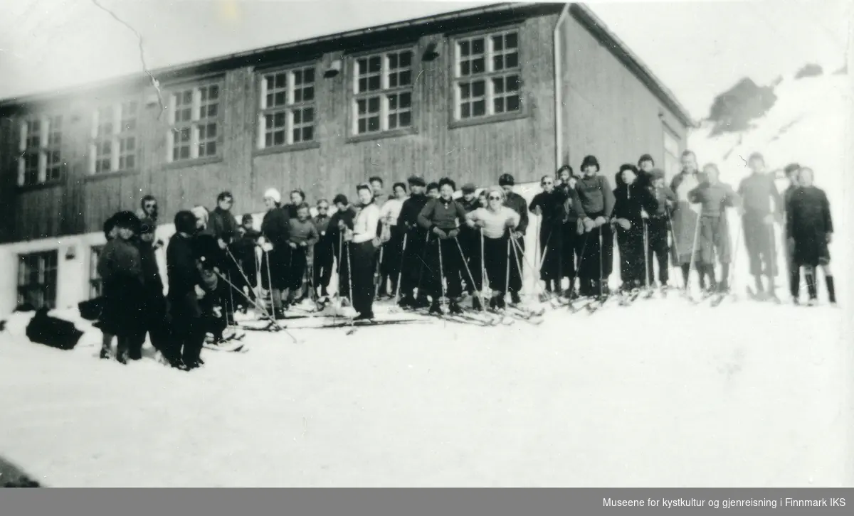 Kamøyvær skole. Elevene er klar til en dag på ski. Antatt 1940.