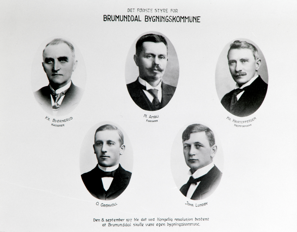Det første styret for Brumunddal bygningskommune. Kr. Bjørnerud, Nils Ambli, Kr. Kristoffersen, O. Grønvoll og Johs Lundby. Den 8. septemper 1917 ble det ved kongelig resolusjon bestem at Brumunddal skulle være egen bygningskommune.
