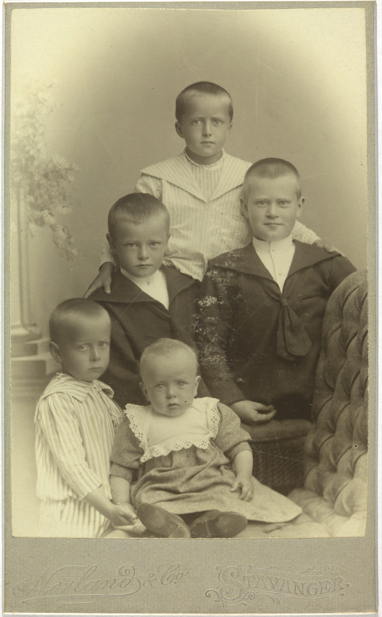 Atelierfoto av fem små barn.
