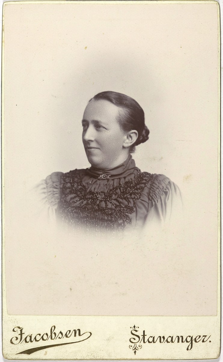Atelierportrett, nærbilde av kvinne. Hanna Marie Aasland, f. Nielsen.