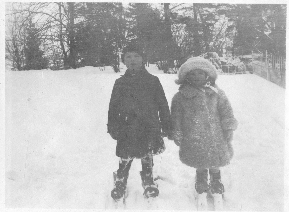 To barn står ute på ski. Antagelig Niels Aall og hans lillesøster Cecilie Aall