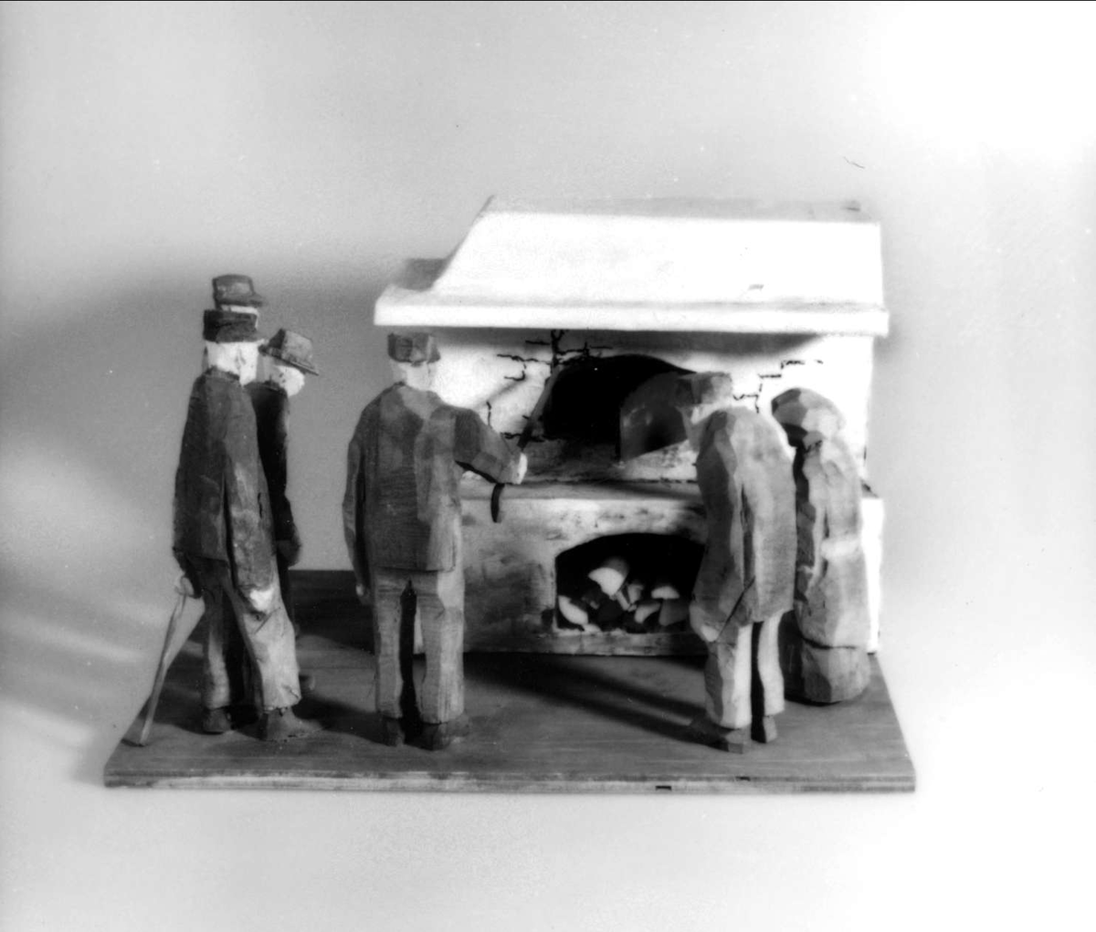 Skulptur av trä. "Brandsynen", tillverkad av Hans Lustig.

Skulpturen framställer fyra män inspekterande en stor spismur med bakugn vid sidan om dem en man och en kvinna betraktande "brandsynen". Hela gruppen står på en platta.