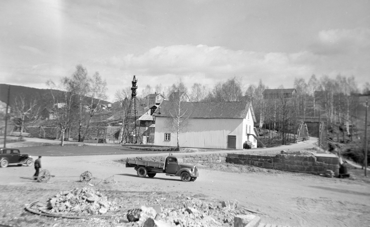 Fabrikkområdet, Vittingfoss Bruk med Ford 1938-39 lastebil..
Til høyre skimtes den tidligere jernbanebrua for Holmestrand-Vittingfossbanen.
