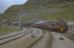 Elektrisk lokomotiv El 13 2137 med godstog fra Hønefoss til 