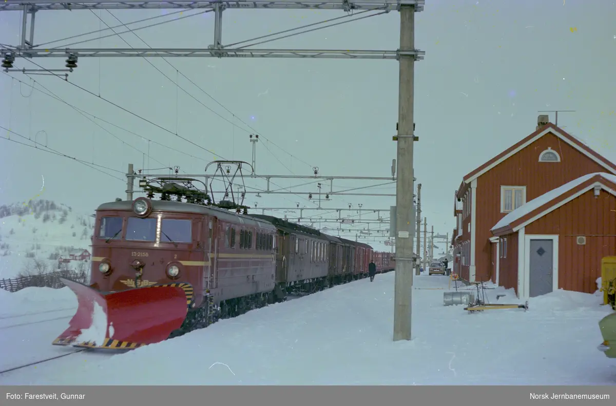 Elektrisk lokomotiv El 13 2158 med godstog fra Voss til Hønefoss, tog 5532, på Ustaoset stasjon