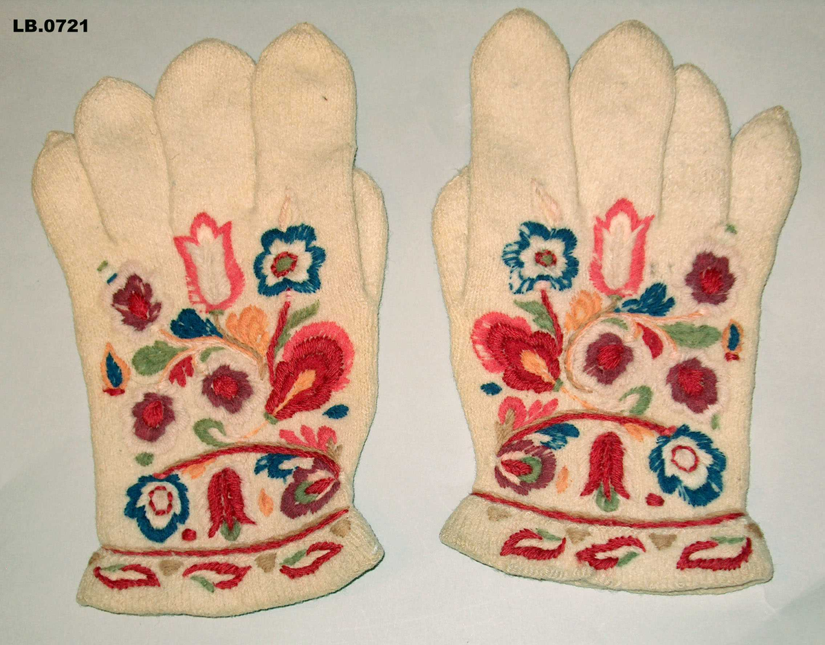 Strikka fingervottar med rosesaum på handbaken, handlina og tommelen.