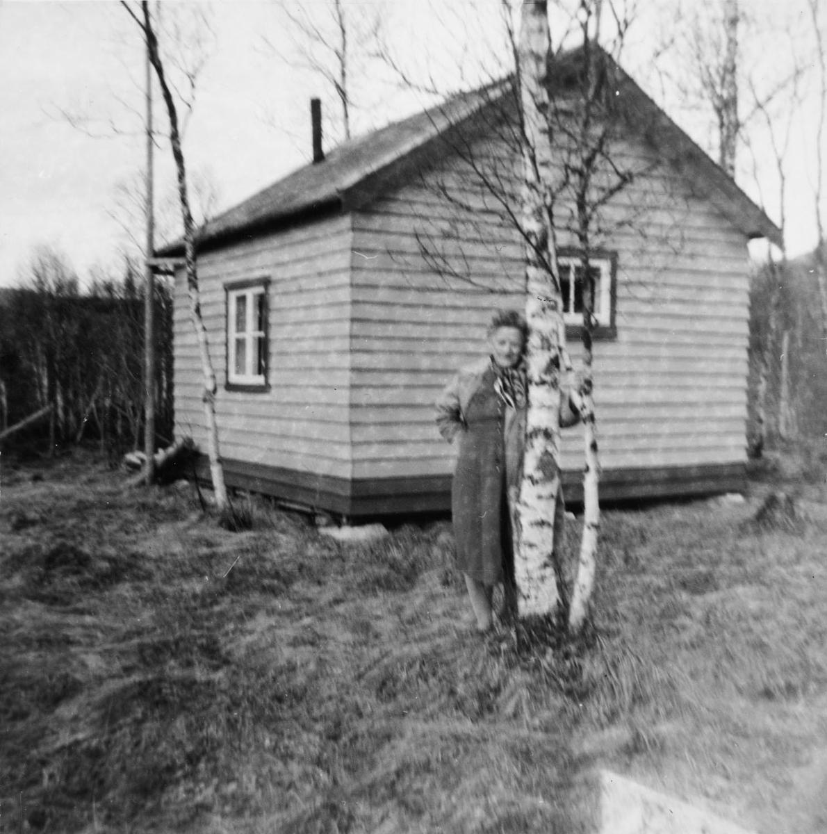 Leirfjord, Leira, Sommarsete. Ragna Leland foran hytta "Fossestua" som lå på Sommarsete.

Mormor til Kirsti, Marie Leland (jordmor i Leirfjord) var fra Træna.