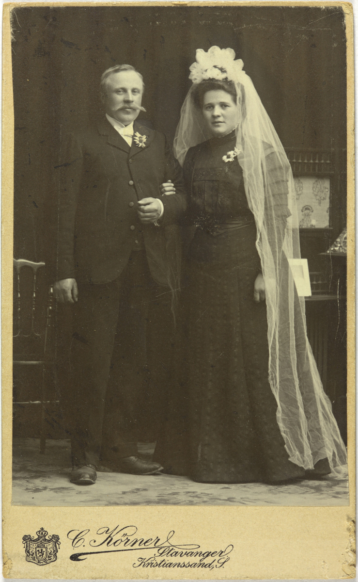 Atelierfoto av Ommund Jonsen og Ingeborg  (f. Friestad) Hognestad. Gift 3. april 1909.