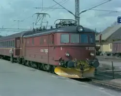 Elektrisk lokomotiv El 11 2095 med persontog til Oslo S på K