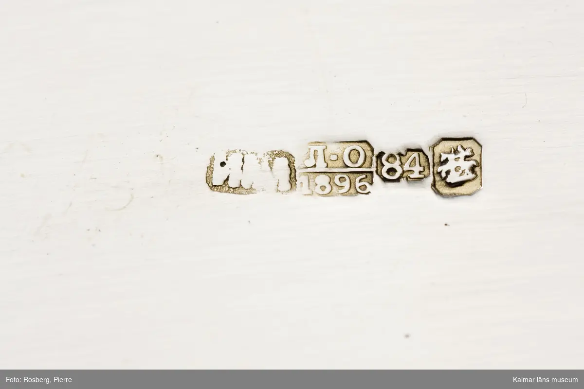 KLM 27815:2. Sockerskål, ingår i teservis. Av silver. Ytan reliefgraverad i orientaliska mönster samt spegelfält med ryska stadsmotiv i niello. Insidan förgylld. Stämplar: Ryska, 1896.