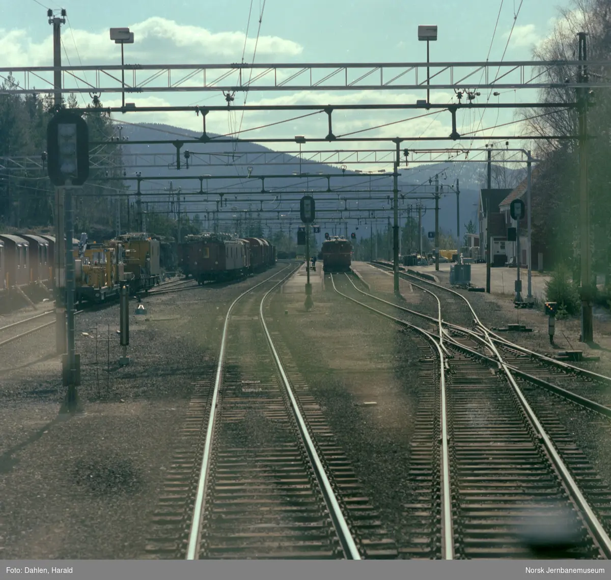 Hjuksebø stasjon sett fra lokomotivet