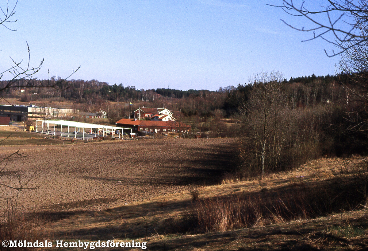 En manege uppförs på Taljegården 1 i Kärra, Mölndal, år 1984. Kä 4:6.